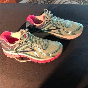 Brooks size 8 GTS-16 slightly used